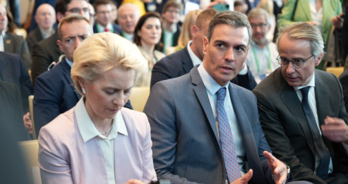 La presidenta de la Comisión Europea, Ursula von der Leyen, el presidente del Gobierno, Pedro Sánchez, y el presidente del Círculo de Economía, Javier Faus / CG (Luis Miguel Añón)