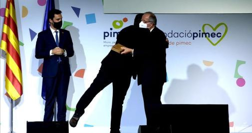 Antoni Cañete entrega la medalla de honor de Pimec a Josep González / PIMEC