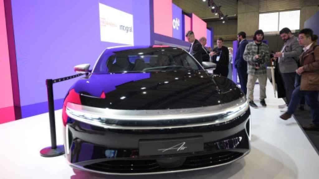 Un coche eléctrico de la marca Saudi Telecom en el MWC 2023 / LUIS MIGUEL AÑÓN (CG)