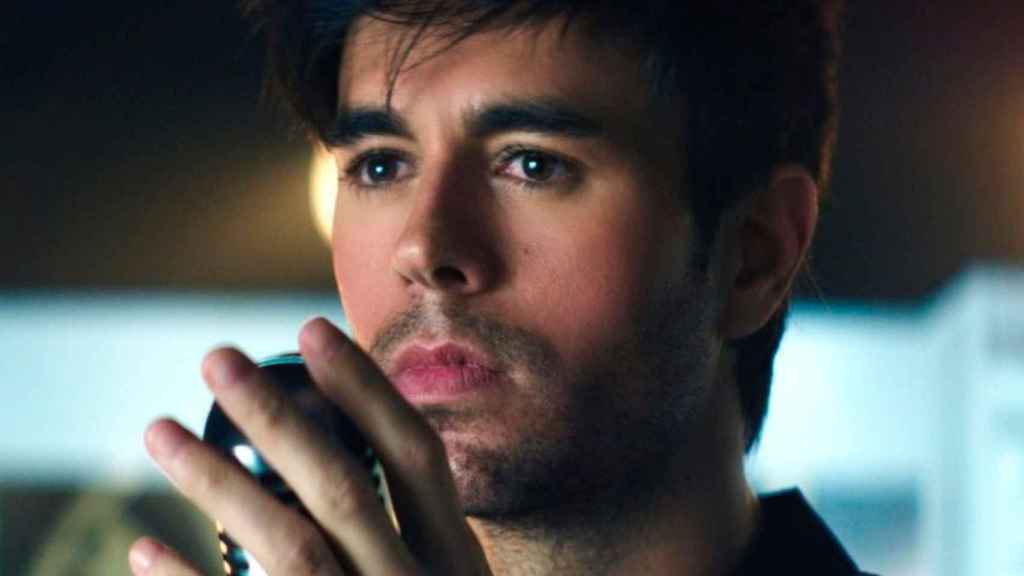 Enrique Iglesias en el videoclip de 'El Baño' / Vevo