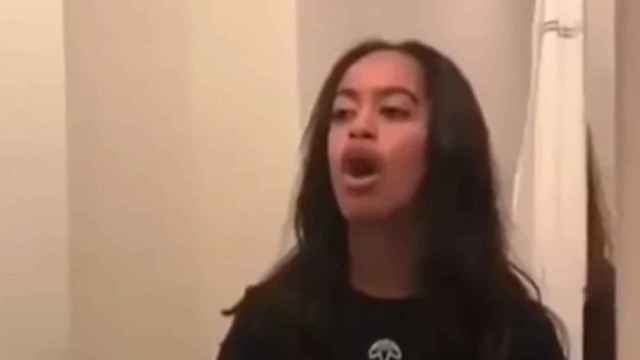 Malia Obama, fumando en su última aparición / CD