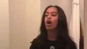 Malia Obama, fumando en su última aparición / CD