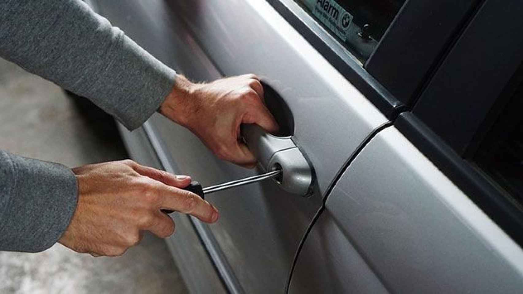 Un ladrón trata de abrir la cerradura de un coche / CG