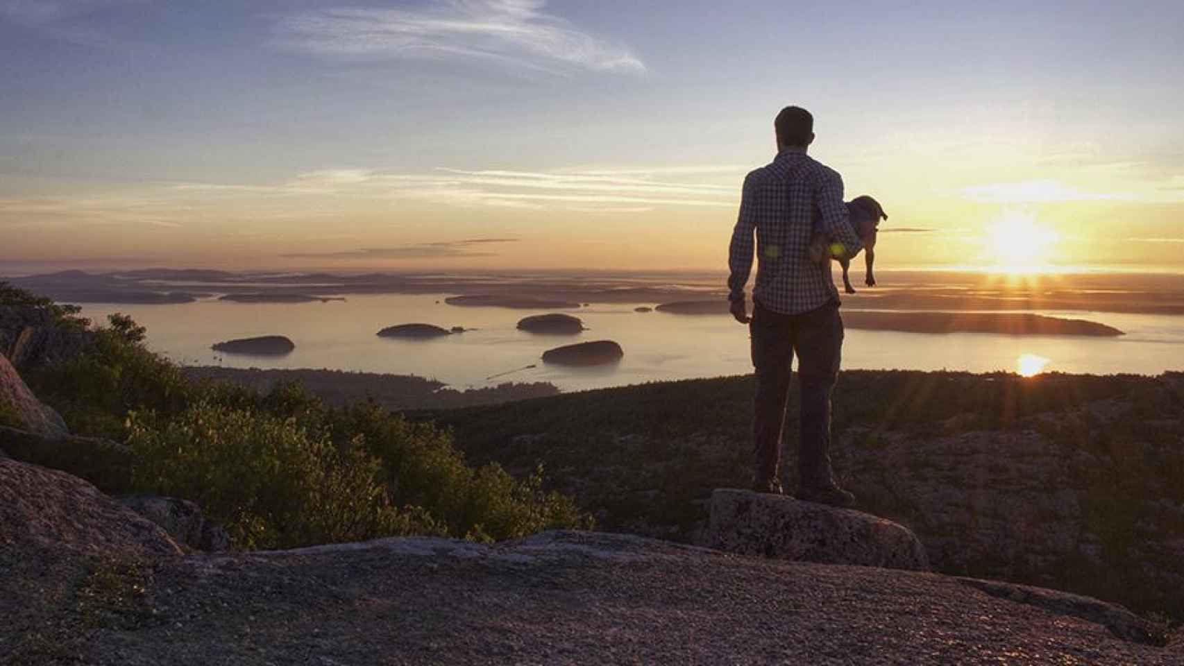 Un hombre de vacaciones con su perro / TWENTY20