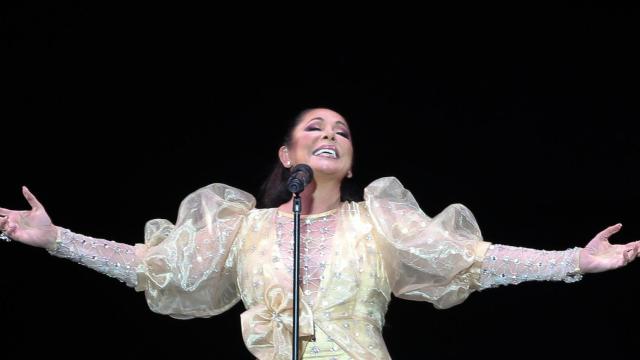 Isabel Pantoja no paga a los travestis que cantan con ella en el videoclip de 'Enamórate' / ISABEL PANTOJA OFICIAL