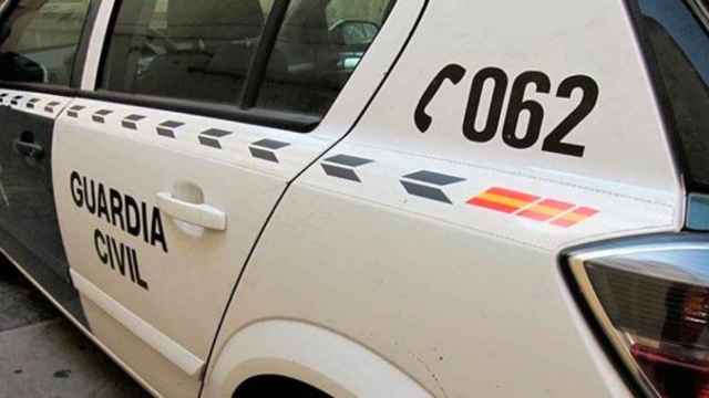 Un coche de la Guardia Civil, que ha detenido a los presuntos responsables de abuso sexual