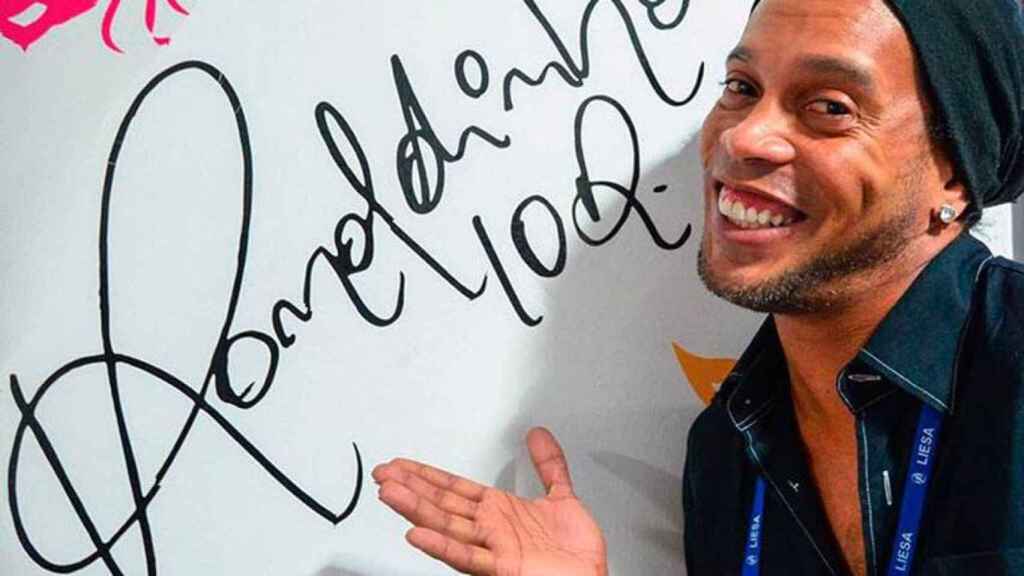 Ronaldinho estampa su firma en el Carnaval de Río de Janeiro