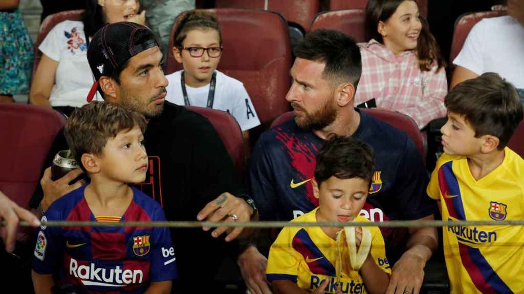 Mateo Messi, Leo y Luis Suárez durante el Barça-Betis / EFE