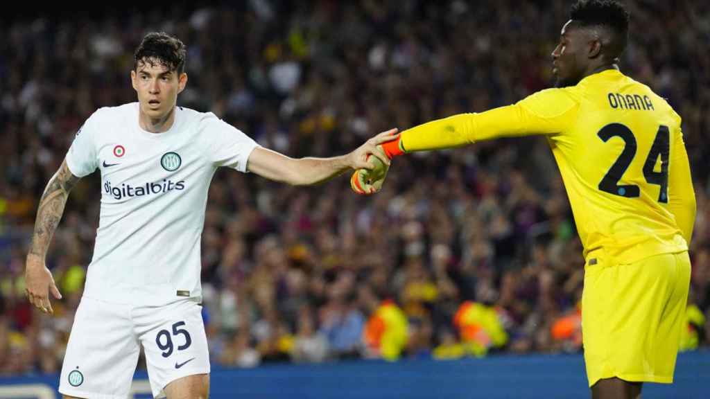 Onana, siendo felicitado por Alessandro Bastoni tras estar a punto de ganar fácil al Barça