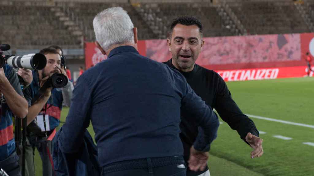 Xavi Hernández, saludándose con Javier Aguirre antes del Mallorca-Barça / EFE