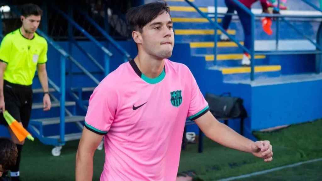 Jaume Jardí salta al terreno de juego con el Juvenil A del Barça / FC Barcelona