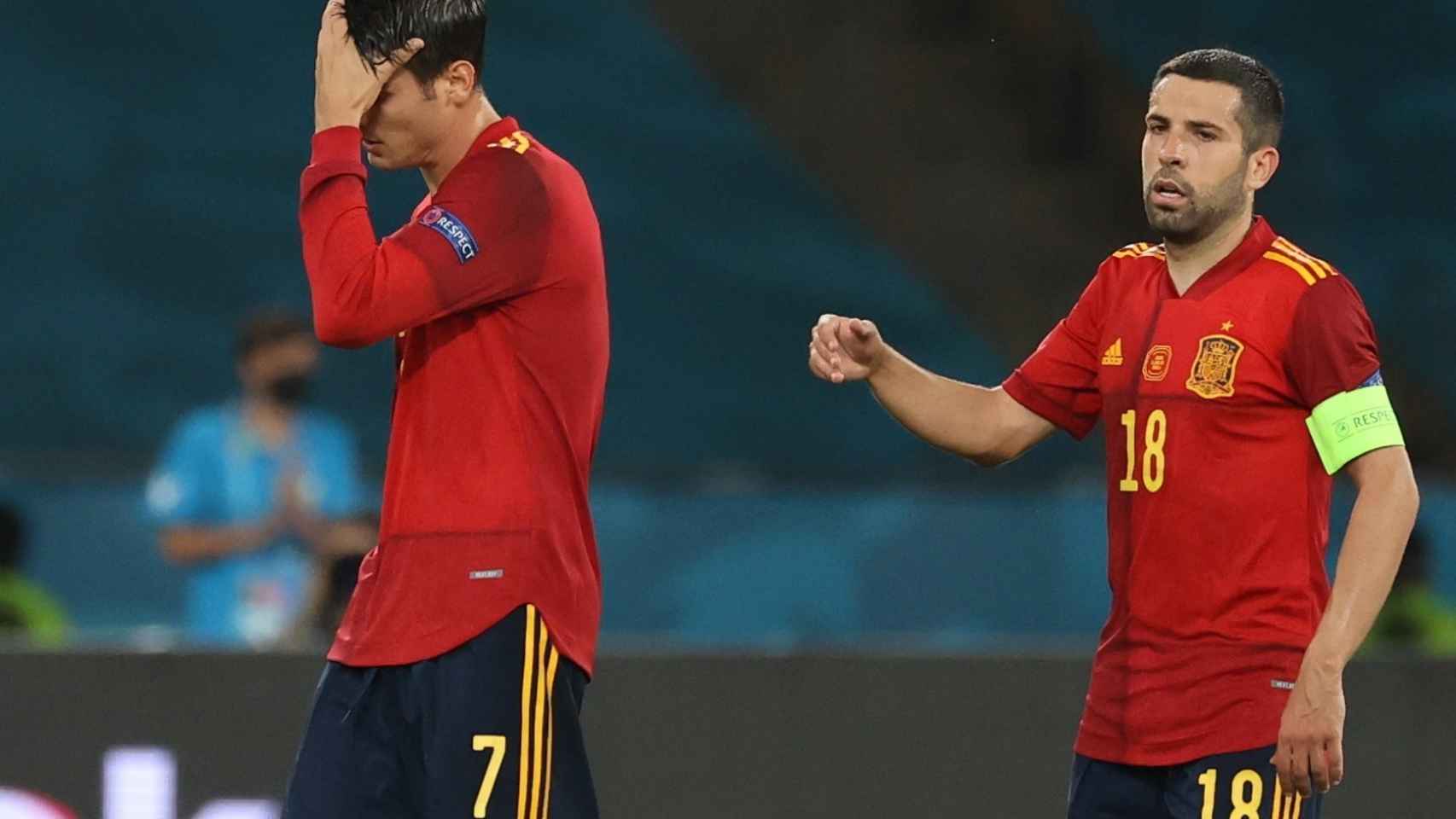 Morata se lamenta tras fallar una ocasión clara en el España-Suecia y Jordi Alba le consuela / RFEF