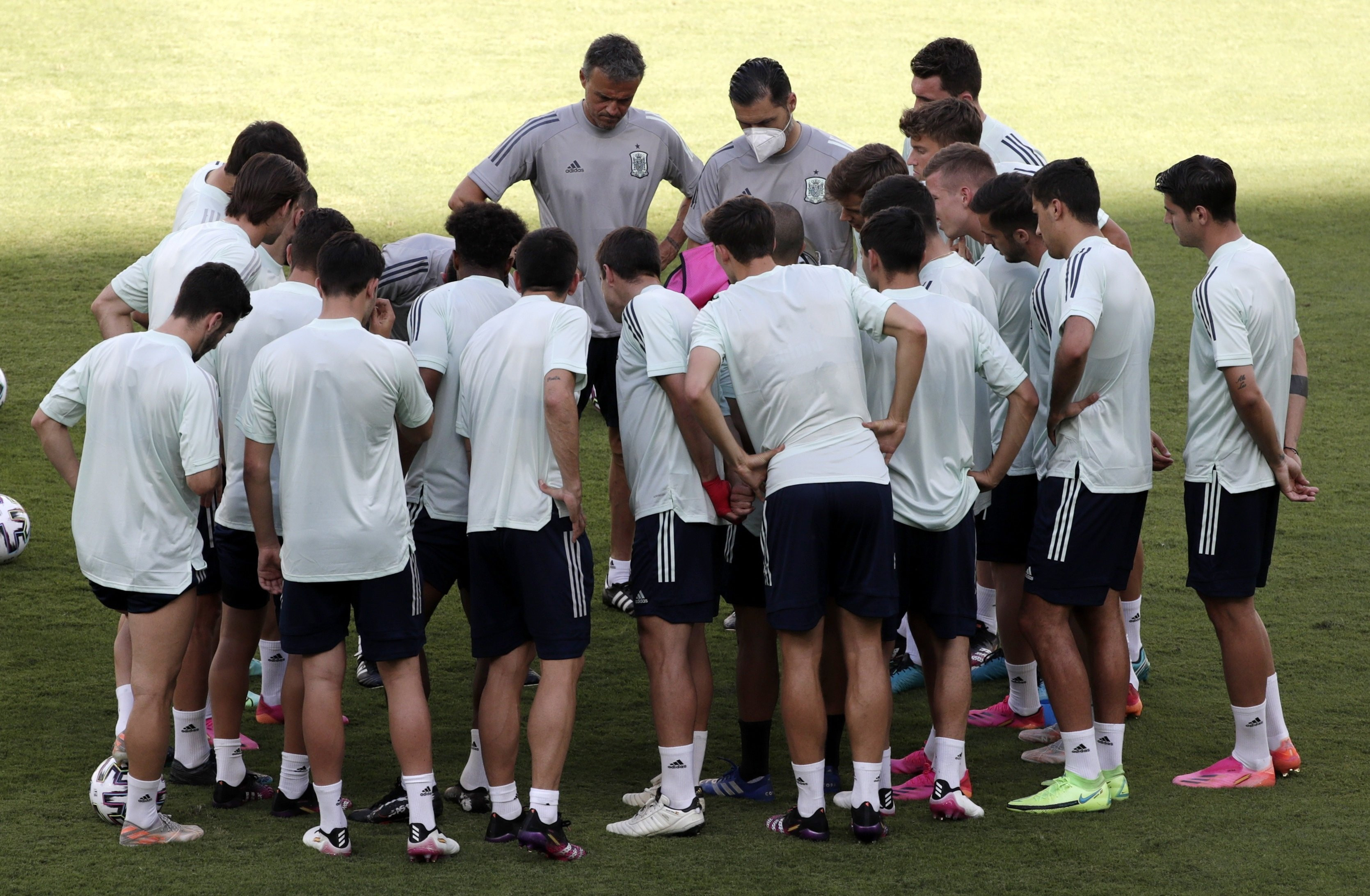 Luis Enrique con los jugadores de la selección en la previa contra Suecia / EFE