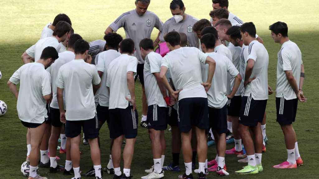 Luis Enrique con los jugadores de la selección en la previa contra Suecia / EFE