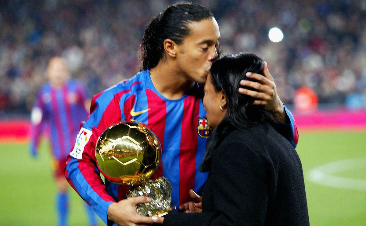 Ronaldinho, junto a su madre en su etapa en el Barça / EFE