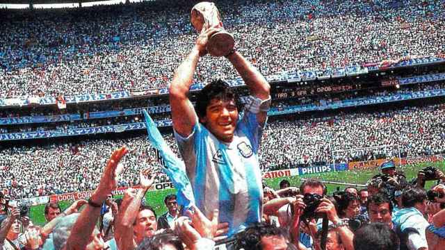 Diego Maradona con la Copa del Mundo / WIKIMEDIA COMMONS