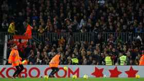 El lanzamiento de pelotas amarillas en el Camp Nou / REDES