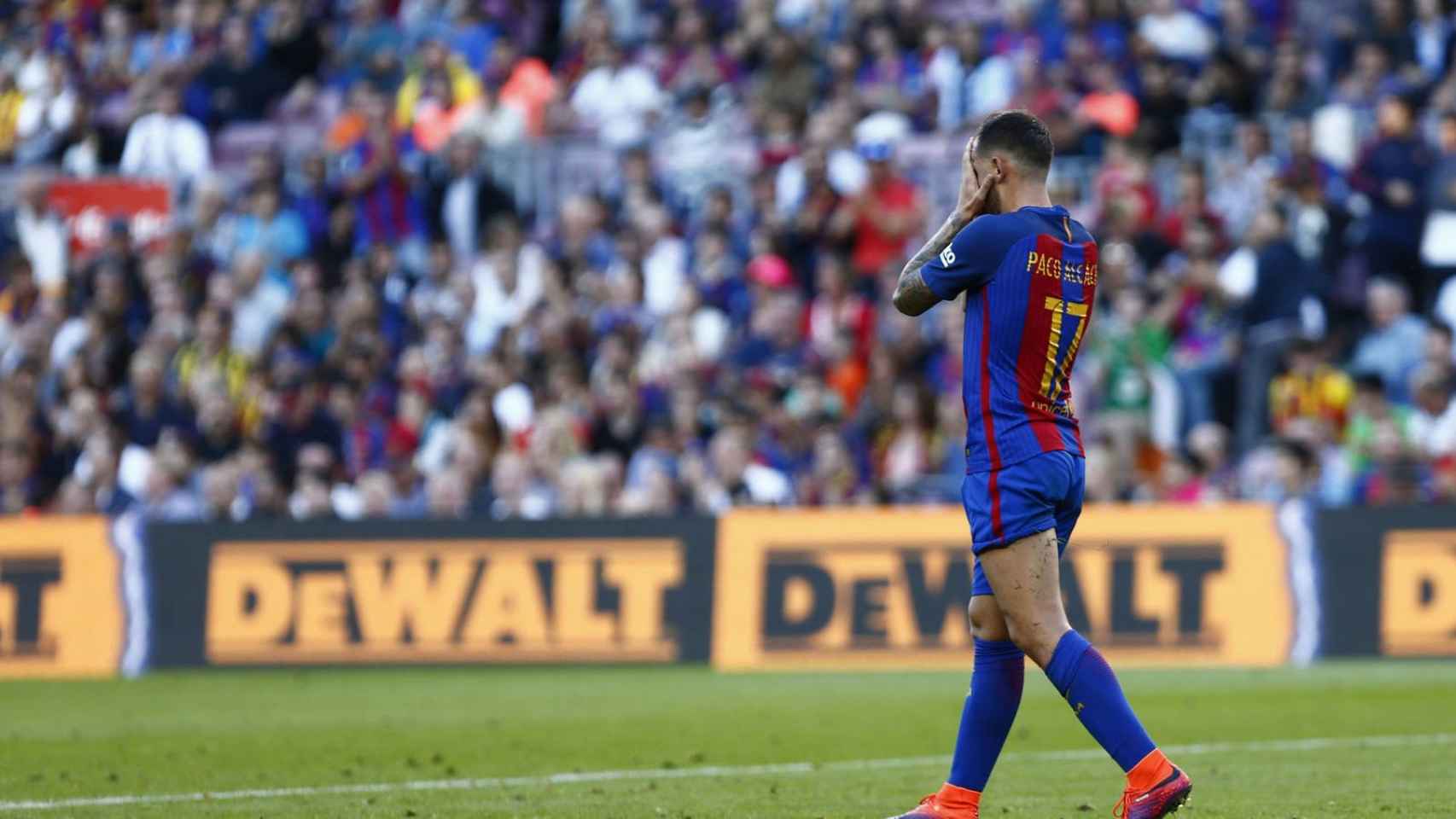 Paco Alcácer lamenta una ocasión fallada con el Barça / EFE