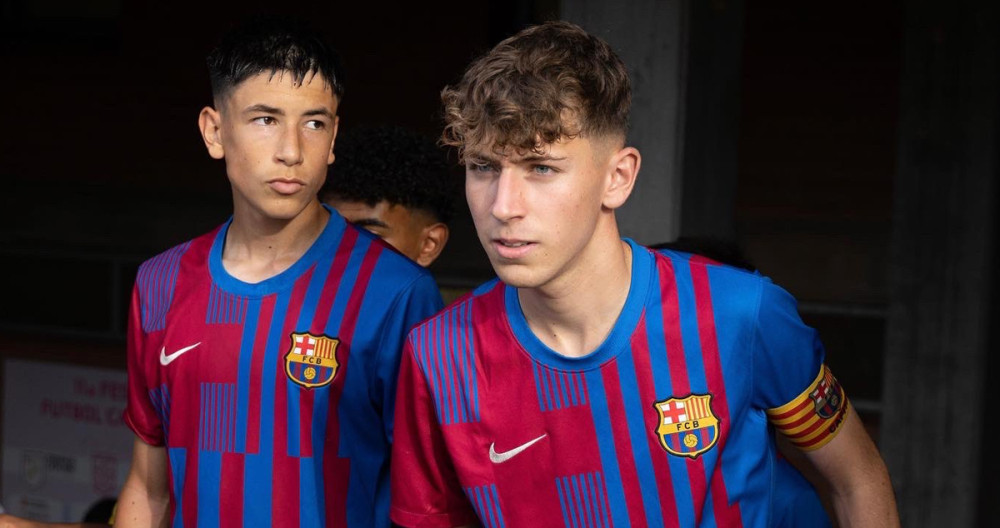 Pau Prim, portando el brazalete de capitán, antes de un partido del Cadete A del Barça / FCB