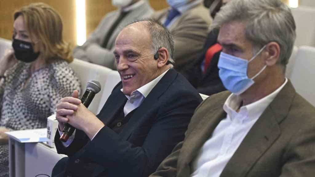 El presidente de la Liga, Javier Tebas, junto a Antonio Martín / EFE