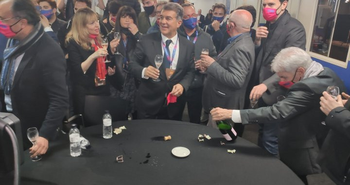 Joan Laporta celebrando su triunfo en el Camp Nou / 'Estimem el Barça'