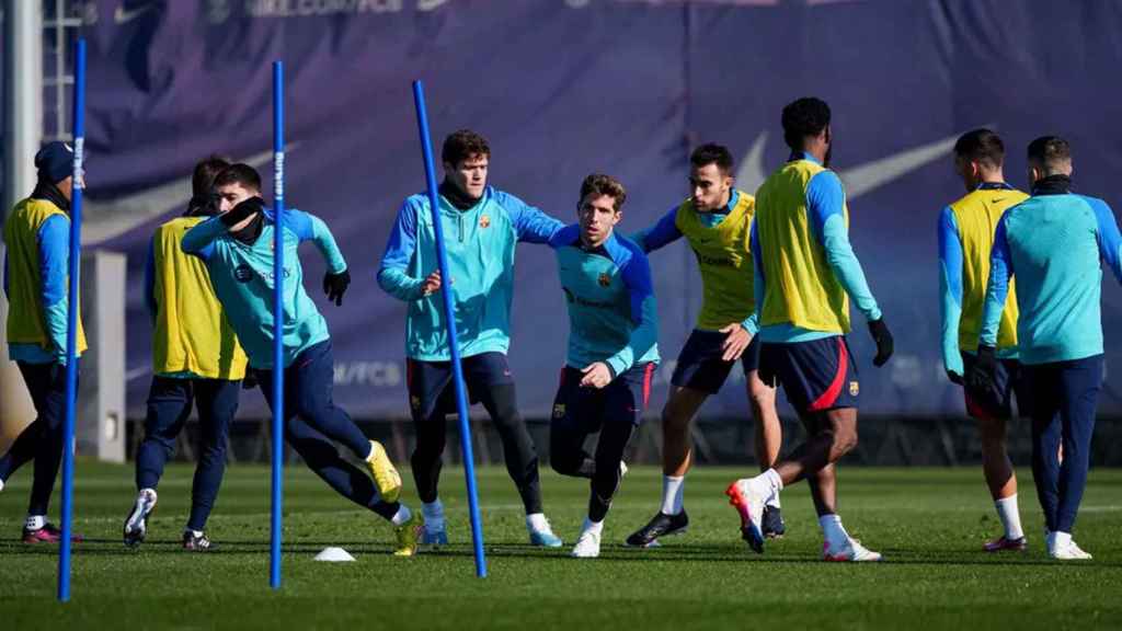 Los jugadores del Barça de Xavi, en un entrenamiento en la Ciutat Esportiva / FCB