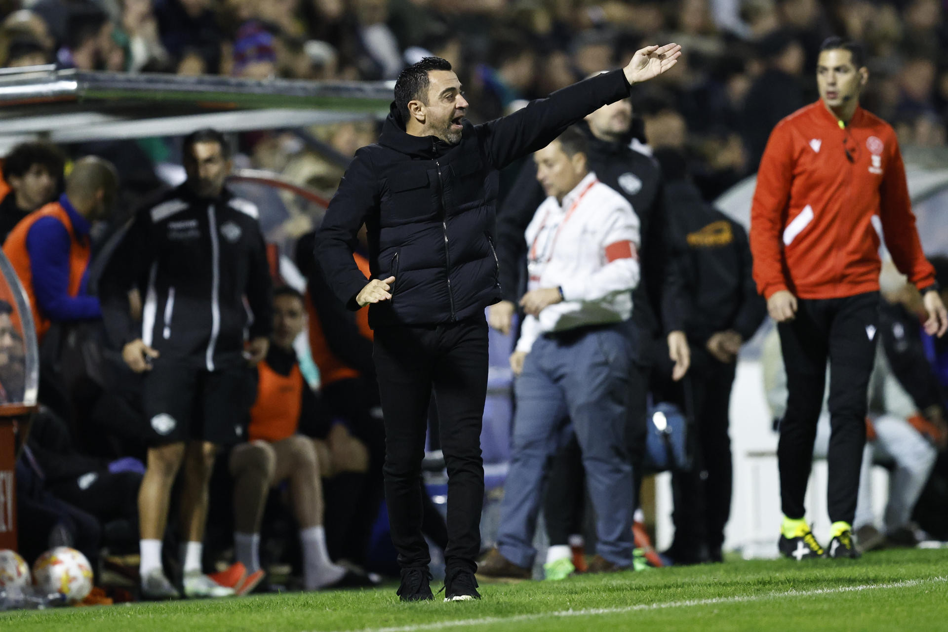 Xavi Hernández, muy tenso en el estadio del Intercity durante la Copa del Rey / EFE