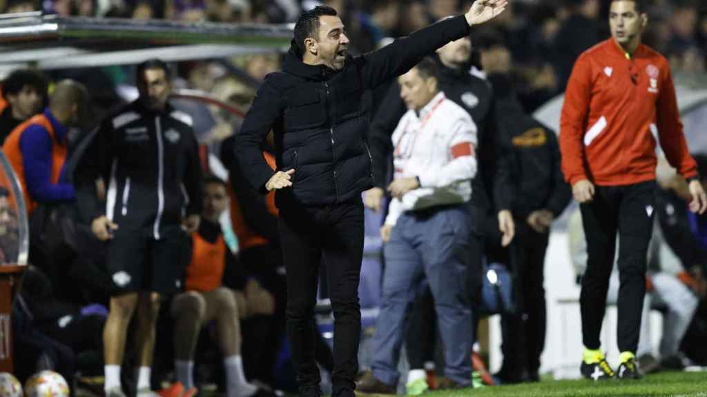 Xavi Hernández, muy tenso en el estadio del Intercity durante la Copa del Rey / EFE