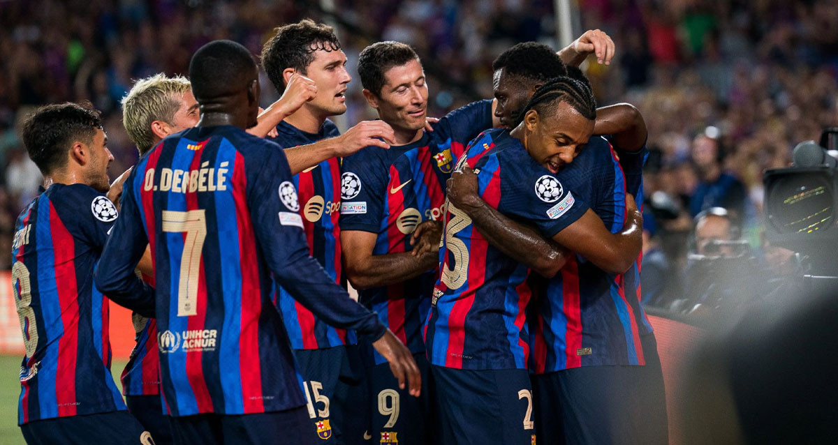 Koundé, Lewandowski, Christensen y Dembelé felicitan a Kessie tras su gol en Champions / EFE