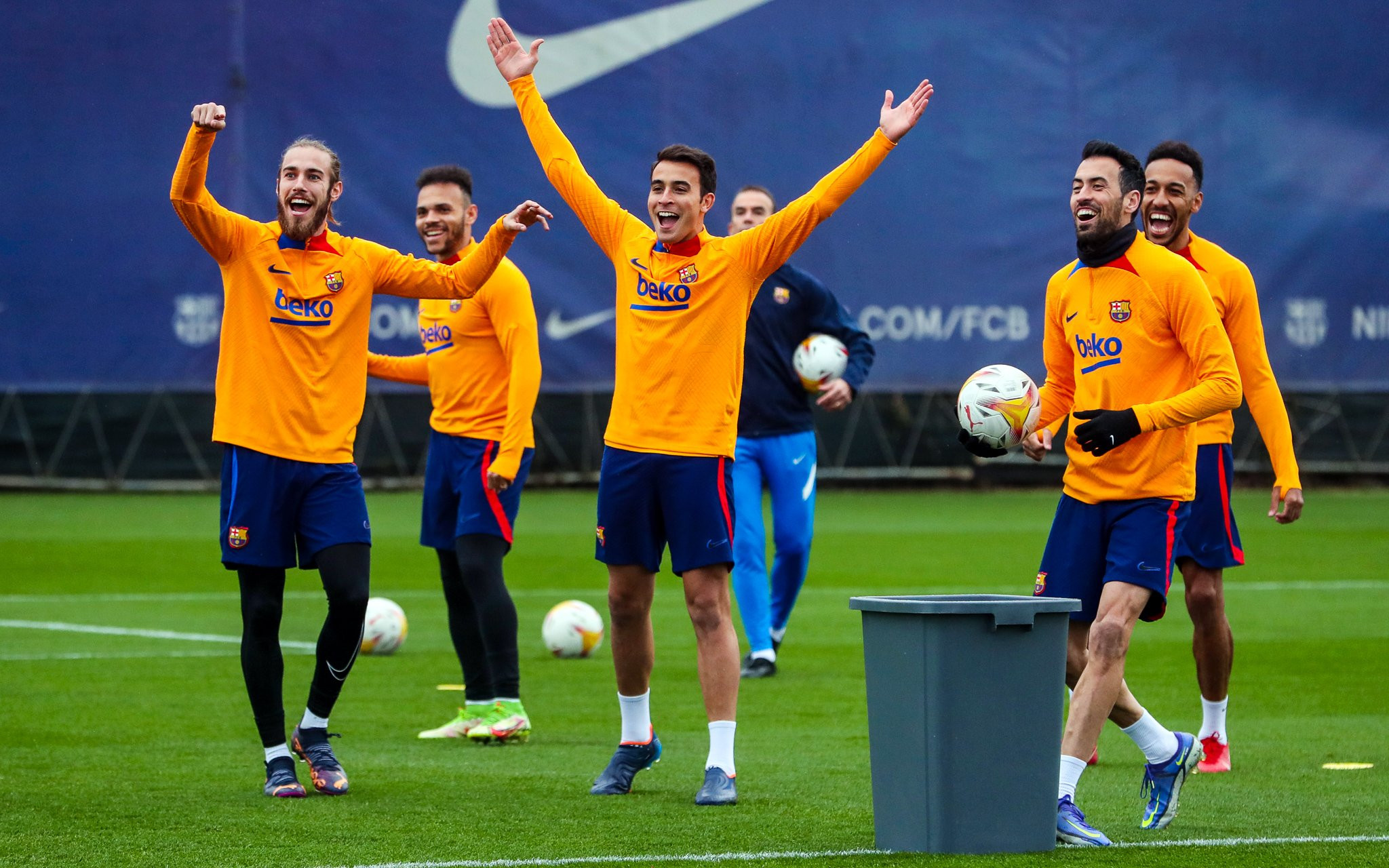 Eric García, Mingueza, Busquets y Aubameyang, sonrientes en el entrenamiento / FCB