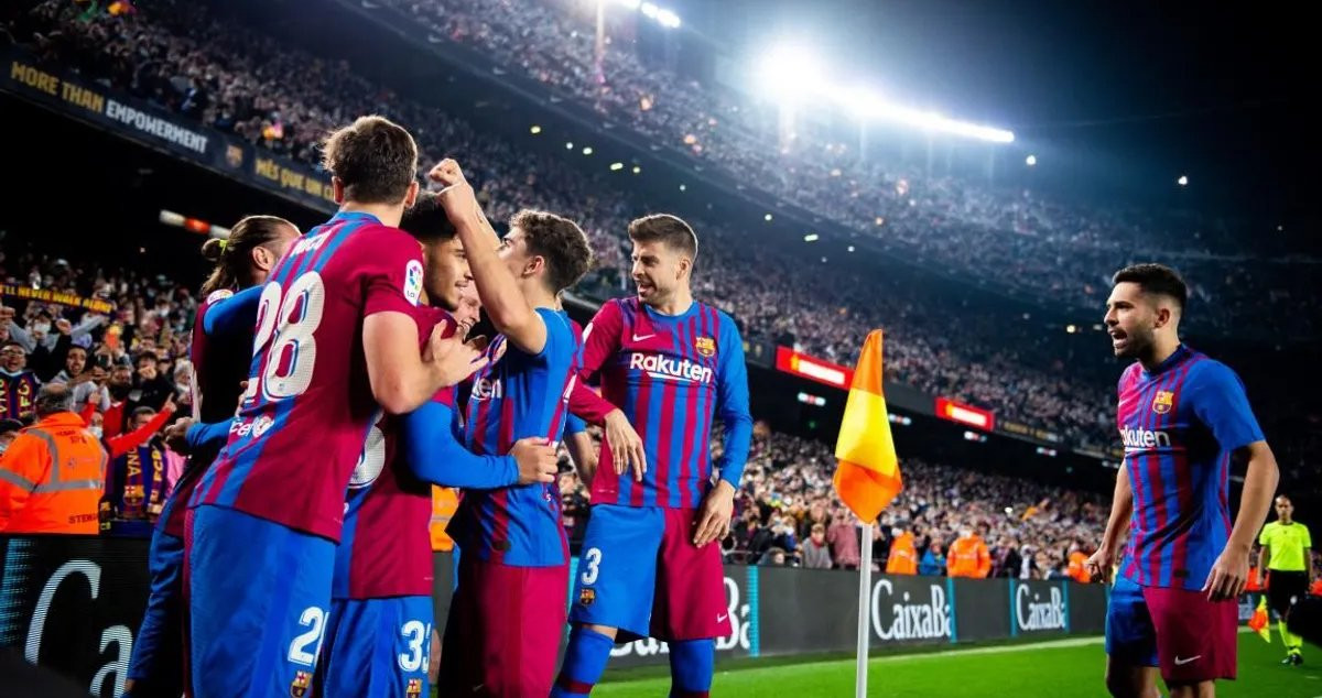 El Barça de Xavi celebrando su triunfo contra el Espanyol en el Camp Nou / FCB