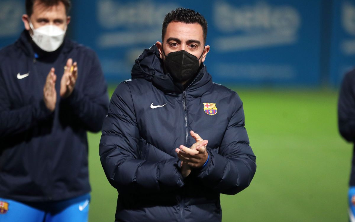 Xavi Hernández dirige el entreno del Barça / FCB