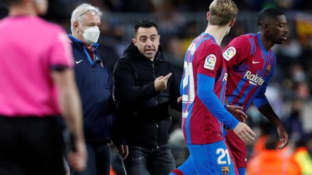 Xavi se dirige a sus futbolistas en el último Barça-Betis de Liga / EFE