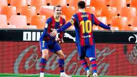 Messi y Griezmann celebran sus goles al Valencia / EFE