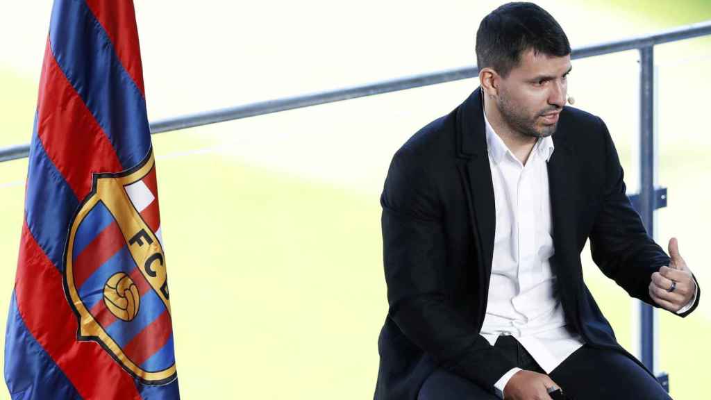 El Kun Agüero, muy emocionado, en su despedida como futbolista profesional en el Camp Nou / EFE