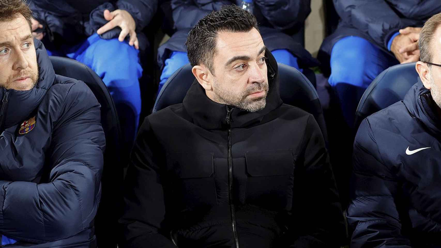 Xavi Hernández, observando el Villarreal-Barça, en el banquillo de La Cerámica / EFE