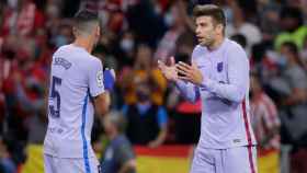 Busquets y Piqué discutiendo después del primer gol del Atlético / Redes