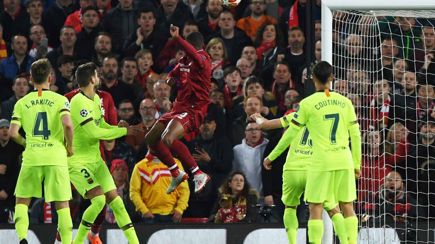 Un instante del partido entre el Liverpool y el Barça, en Anfield, en la Champions de 2019 / EFE