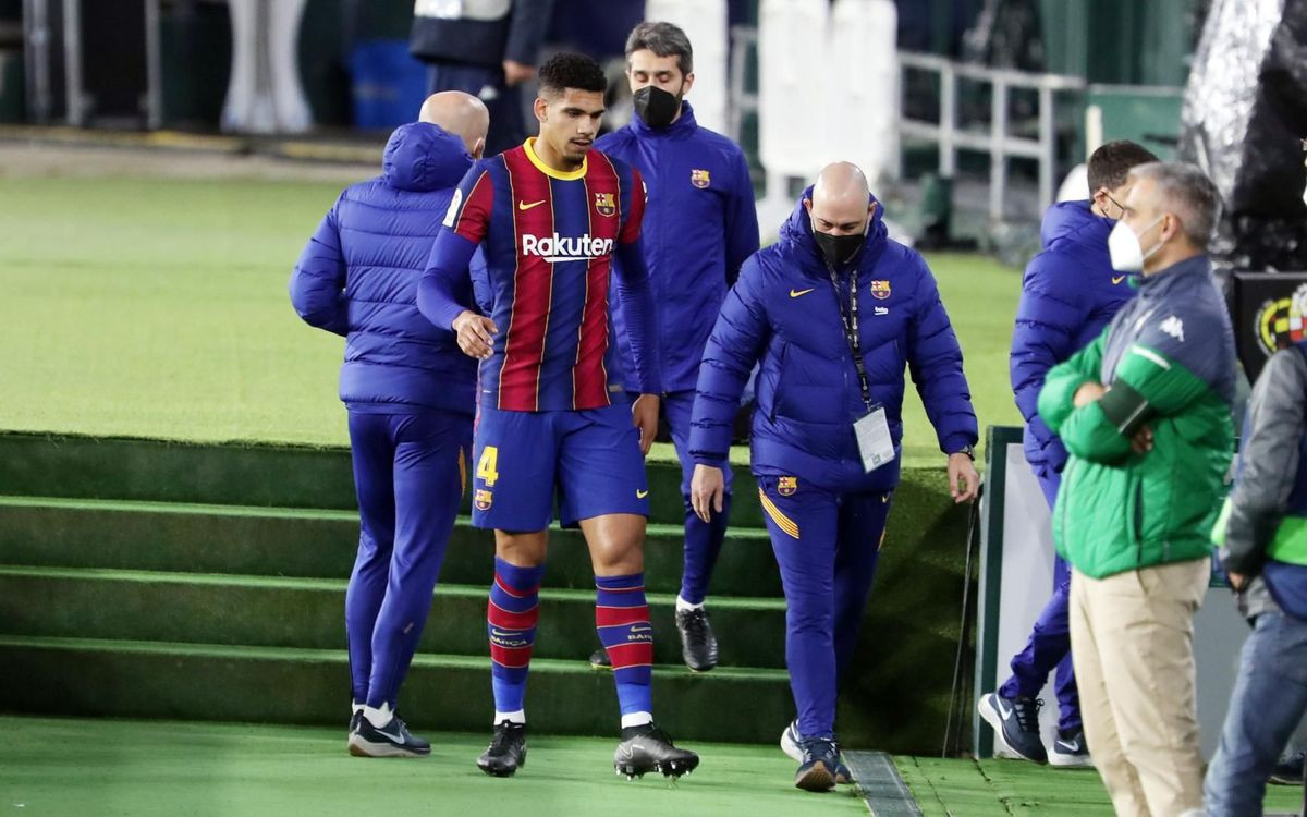 Ronald Araujo retirándose al vestuario tras lesionarse ante el Betis / FCB