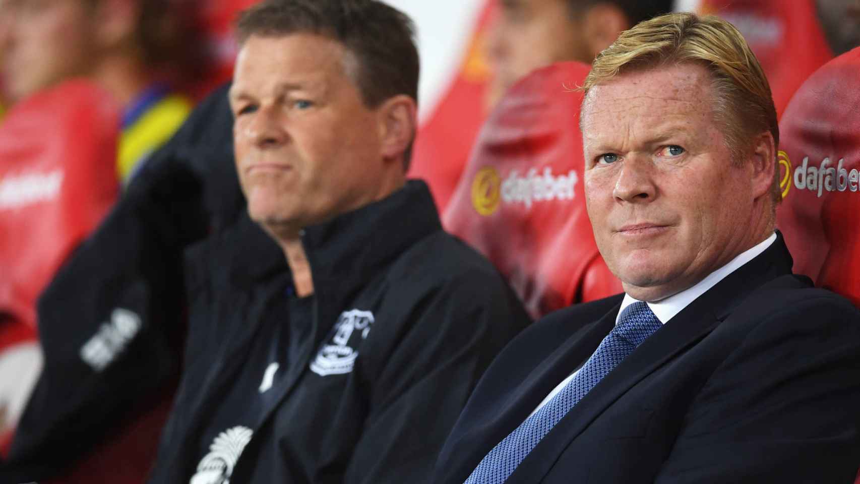 Erwin y Ronald Koeman en el banquillo del Everton / Redes