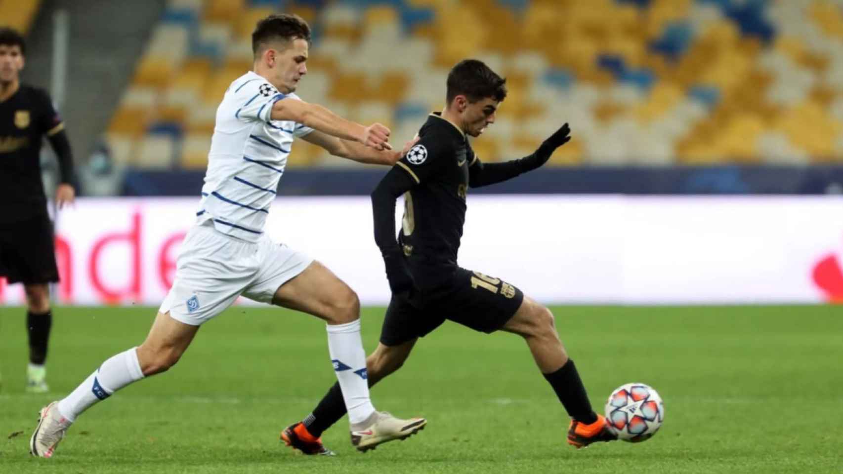 Pedri jugando con el Barça contra el Dinamo de Kiev / FC Barcelona