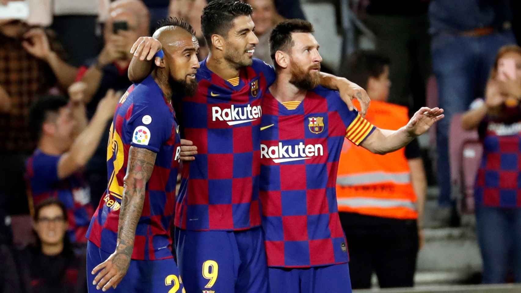 Una foto de Luis Suárez,  Leo Messi y Arturo Vidal celebrando un tanto al Sevilla / EFE