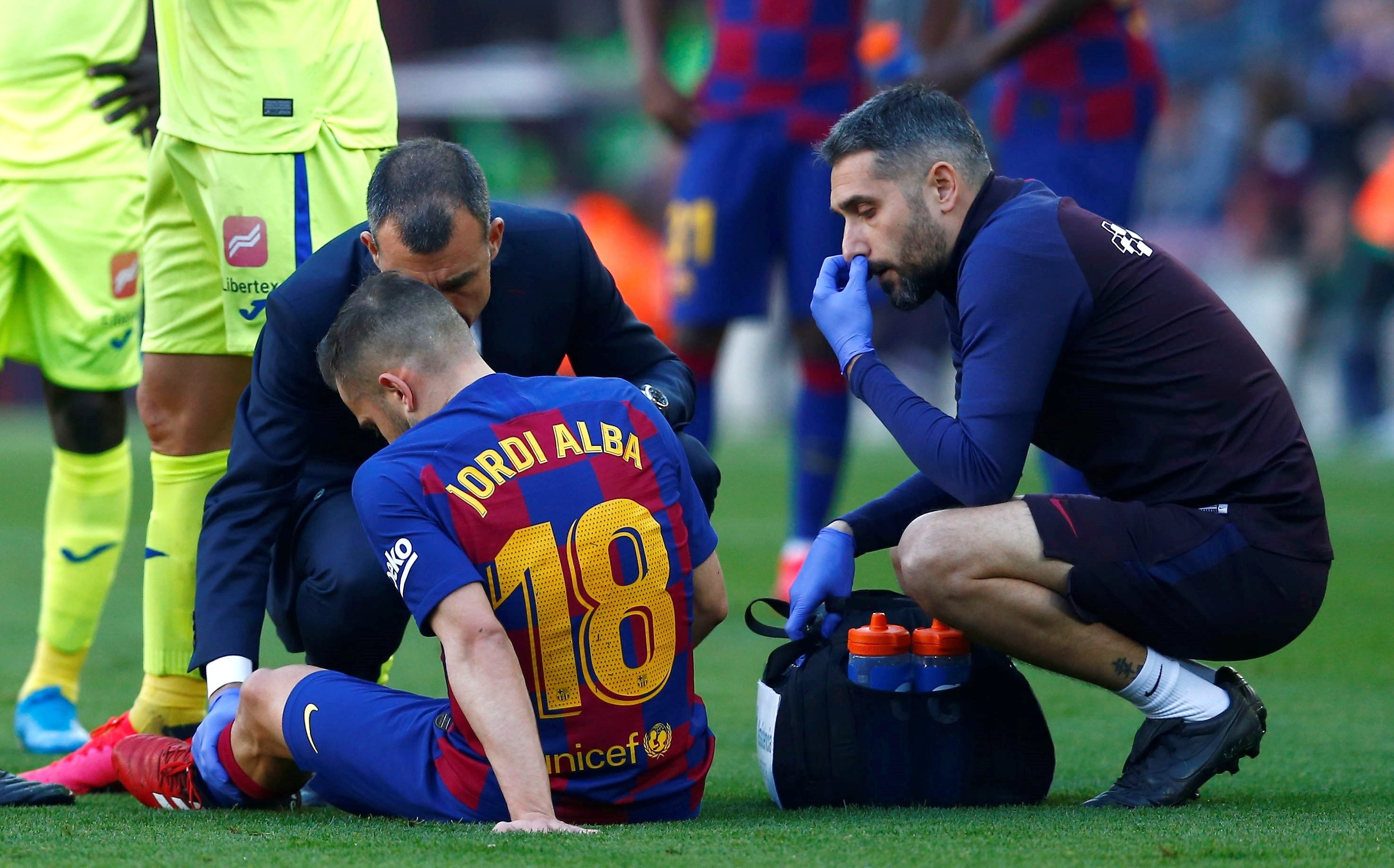 Jordi Alba siendo atendido por los servicios médicos / EFE