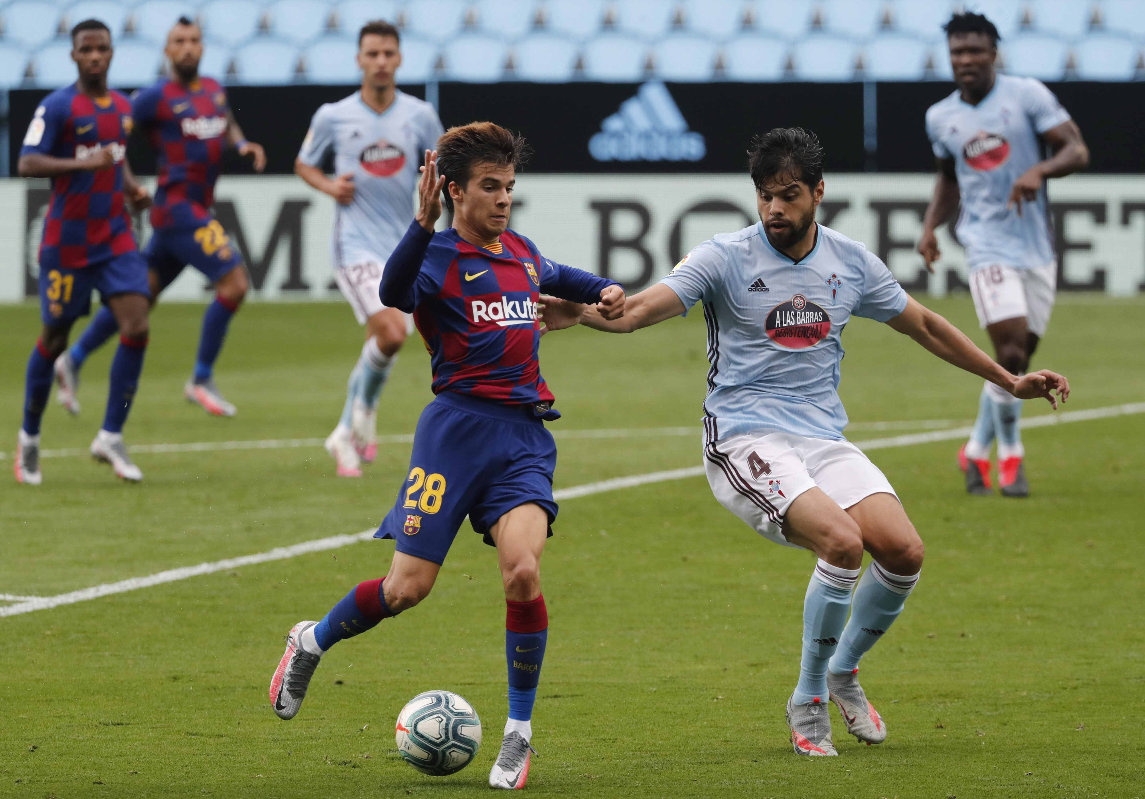 Riqui Puig, en una acción contra el Celta | EFE