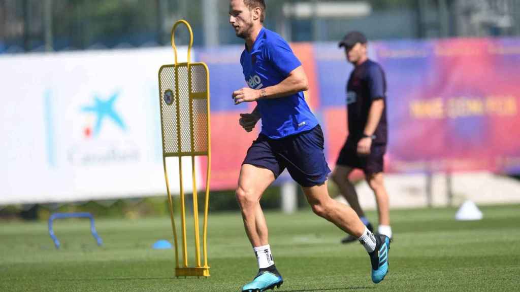 Rakitic entrenando con el Barça bajo la atenta mirada de Valverde / FC Barcelona