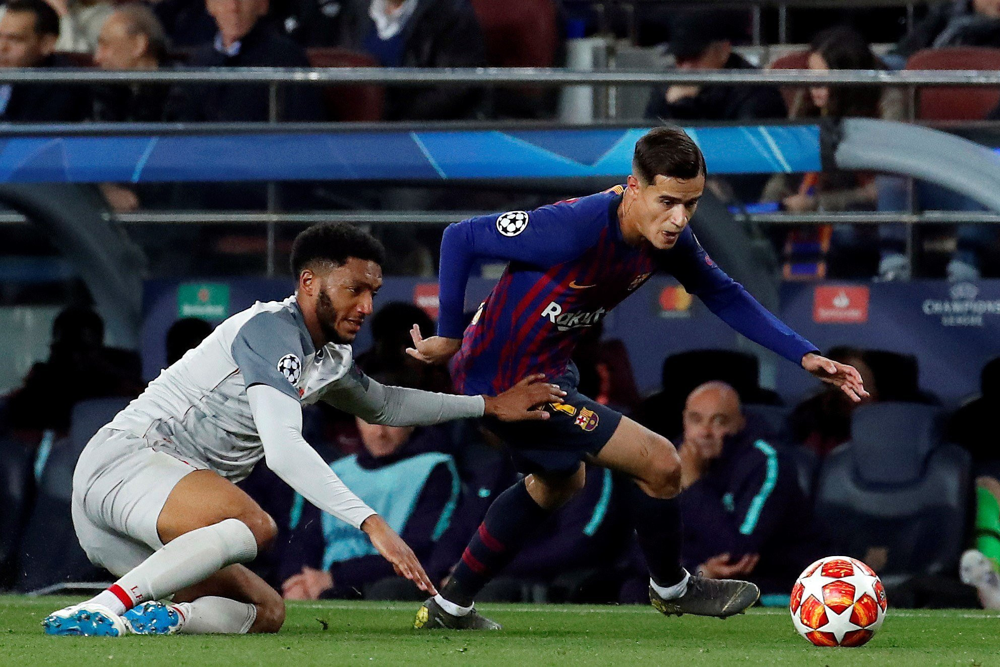 Coutinho supera a Joe Gómez durante el Barça-Liverpool / EFE