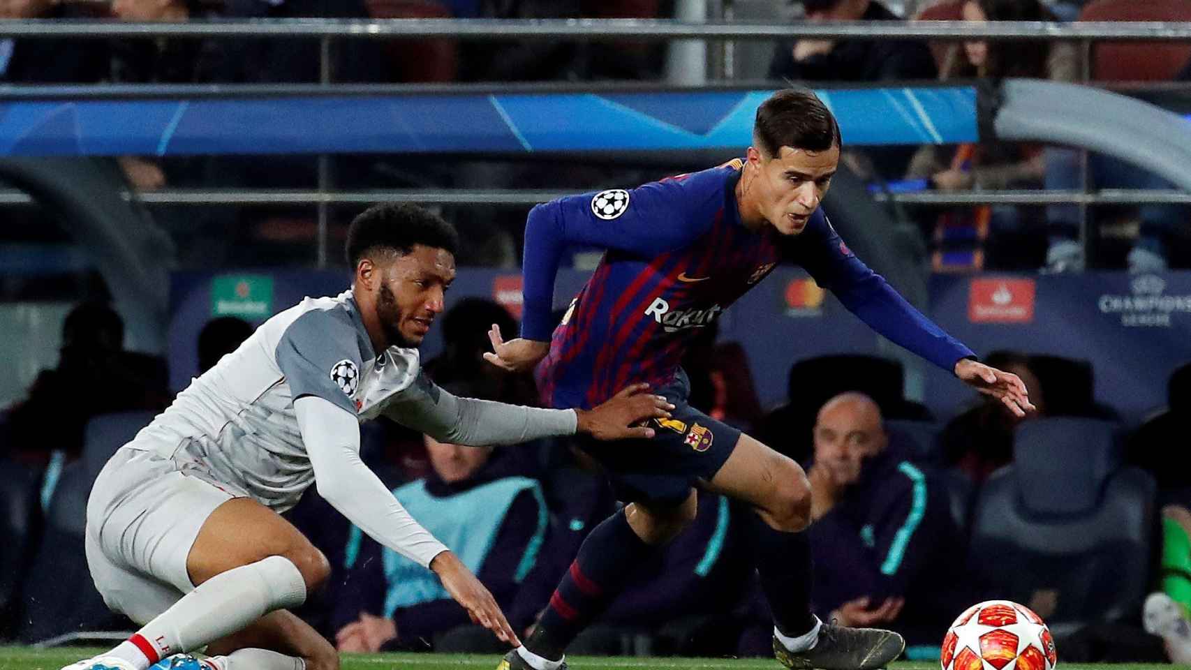 Coutinho supera a Joe Gómez durante el Barça-Liverpool / EFE