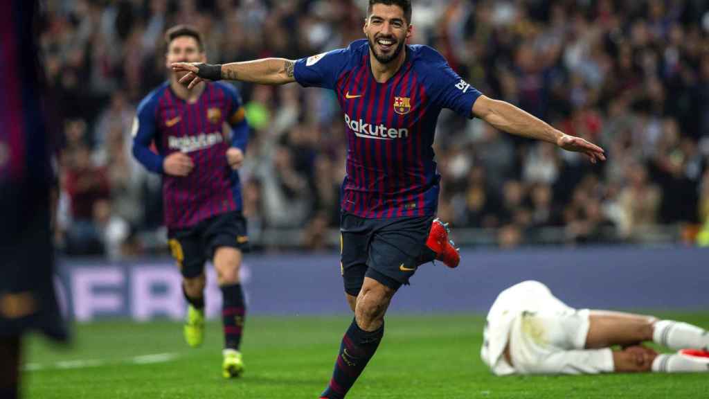 Una foto de Luis Suárez celebrando uno de sus goles en el Santiago Bernabéu / EFE