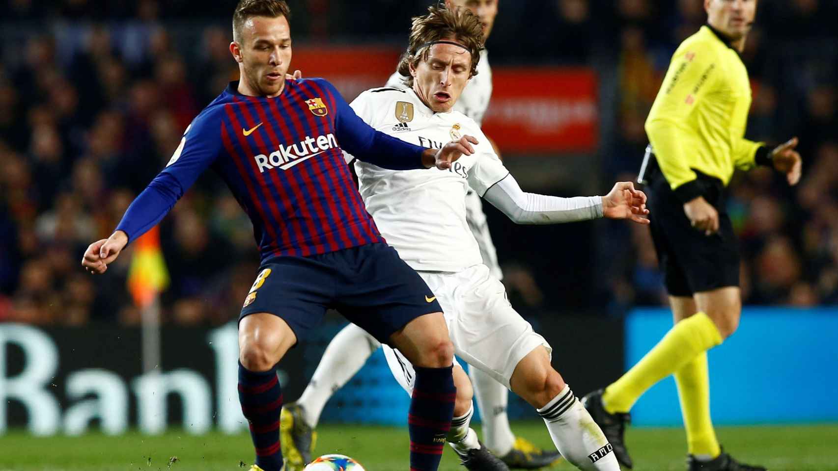 Arthur en una pugna con Modric en el último clásico / EFE