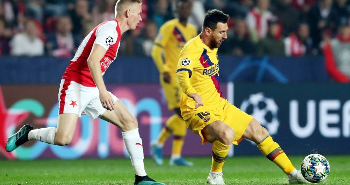 Leo Messi disputando un balón en el Slavia de Praga-Barça / EFE